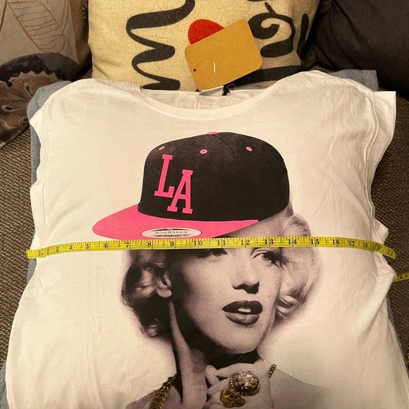 Marilyn Monroe Graphic Tee with Pink and Black LA Cap Design - Picture 4 of 5